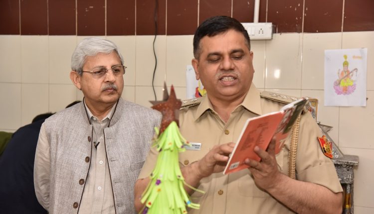 Frontlist | Rajkamal Prakashan Distributes Books Among Delhi Police