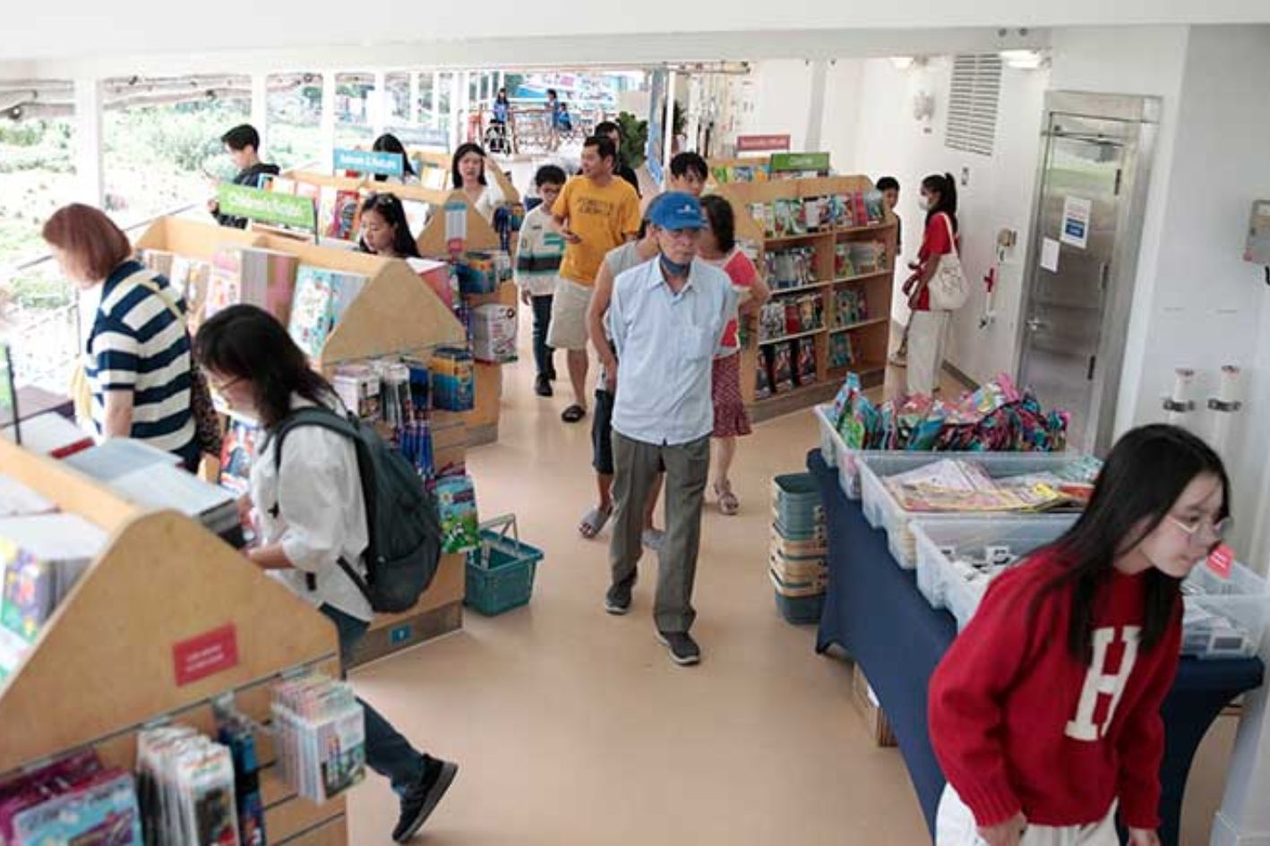 Floating Book Fair Provides Guests with a New Reading Experience | Frontlist