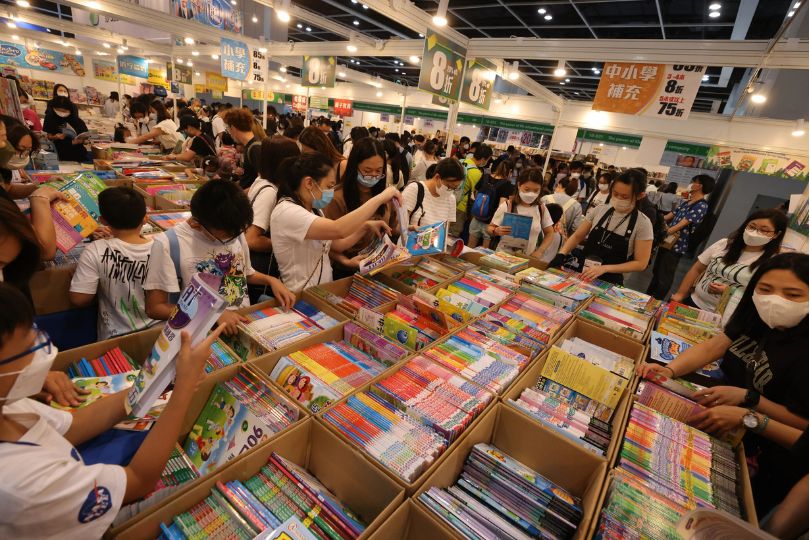 Hong Kong Book Fair Draws Nearly 1 Million Visitors, Boosting Local Cultural Scene